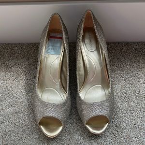 Bandolino 3 in Gold Pump Size 9 1/2